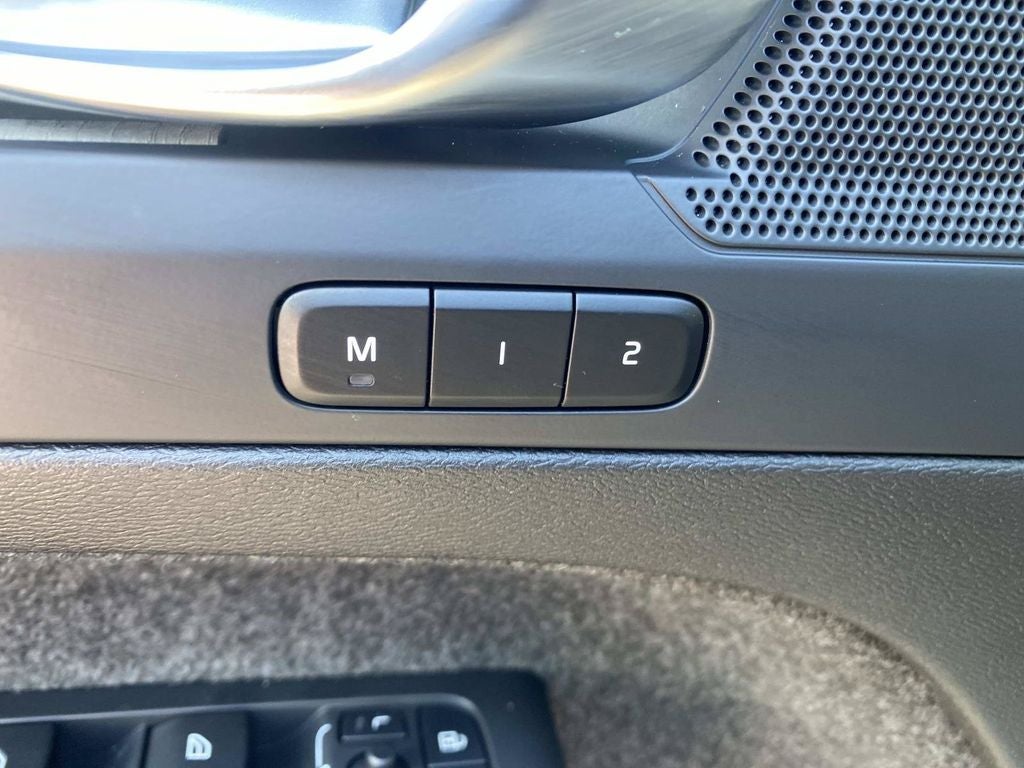 2024 Volvo XC40 B5 Plus Dark Theme