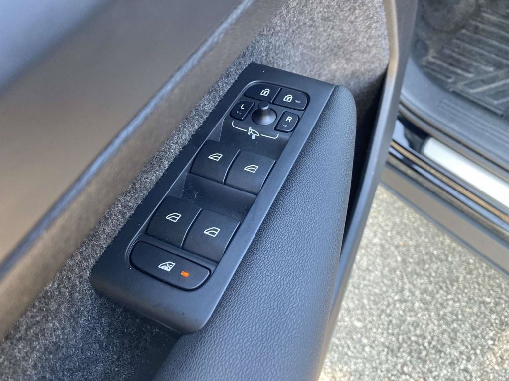 2024 Volvo XC40 B5 Plus Dark Theme