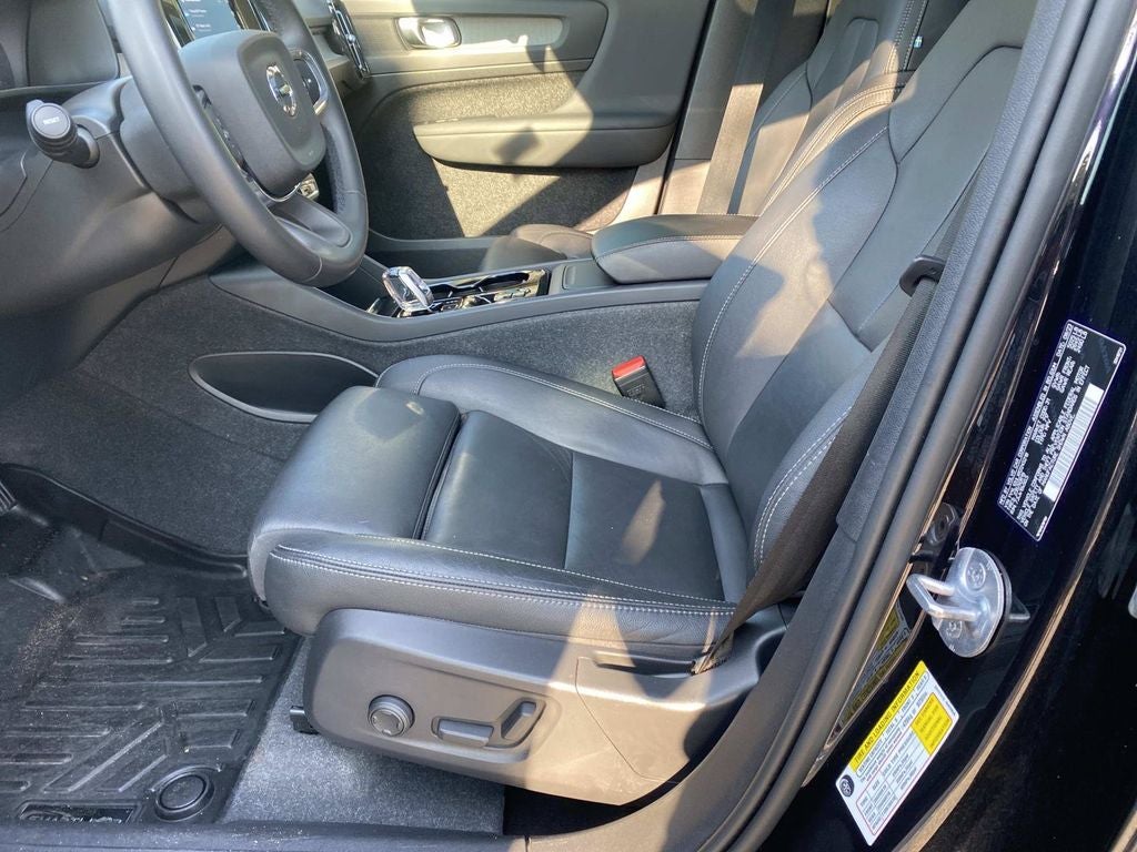 2024 Volvo XC40 B5 Plus Dark Theme