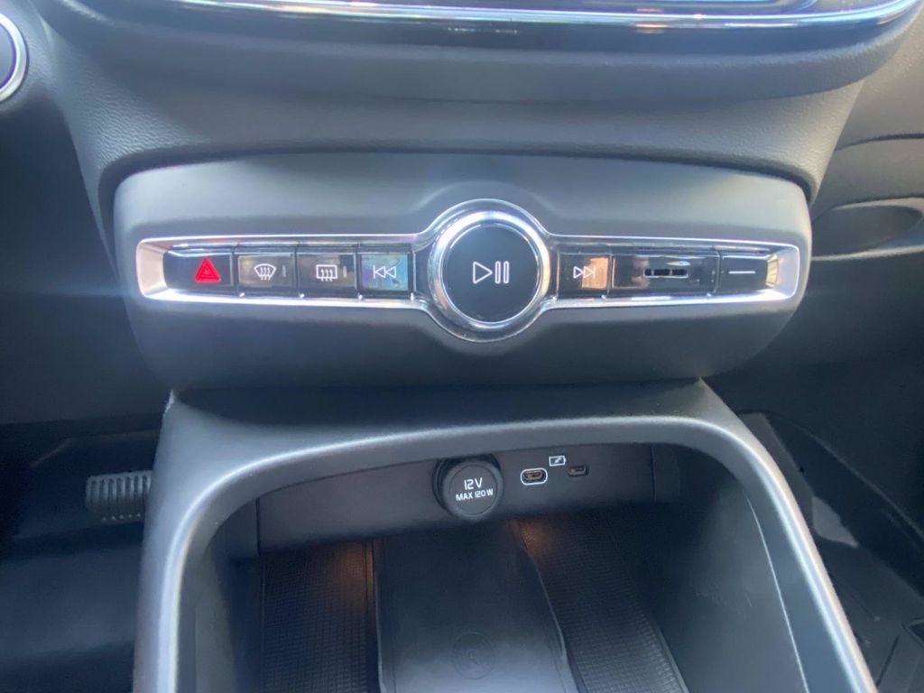 2024 Volvo XC40 B5 Plus Dark Theme