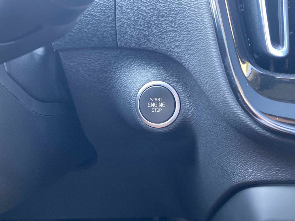 2024 Volvo XC40 B5 Plus Dark Theme