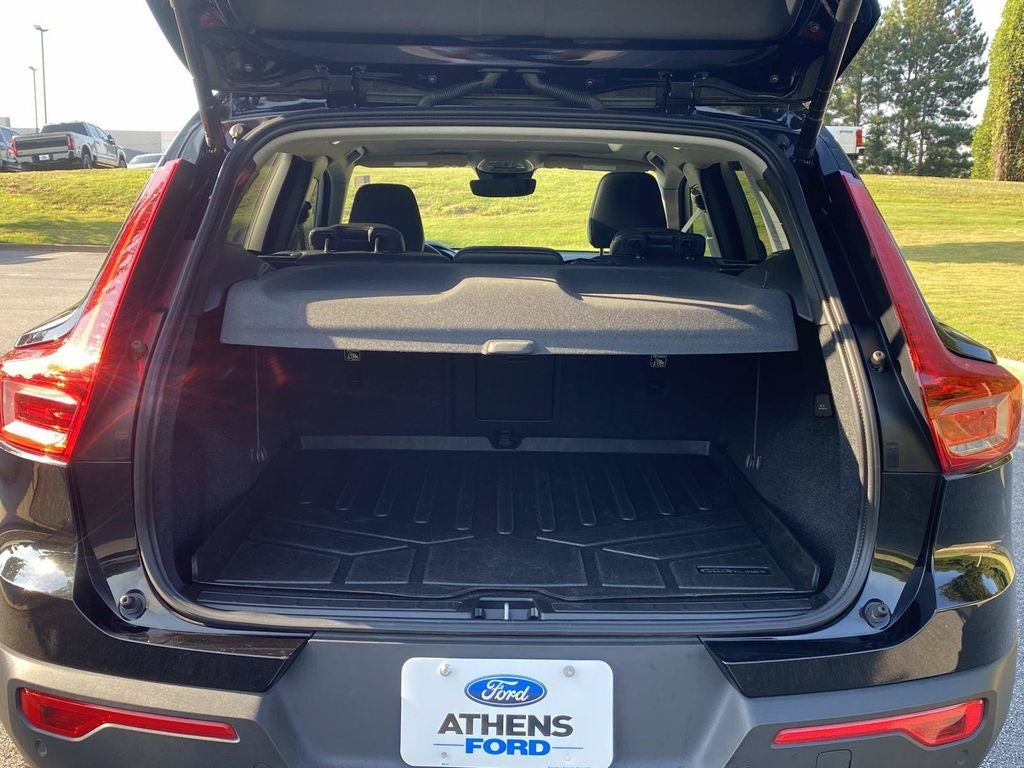 2024 Volvo XC40 B5 Plus Dark Theme