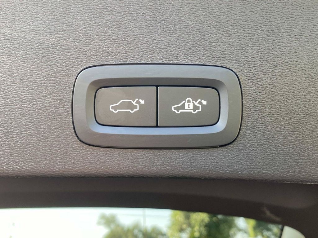 2024 Volvo XC40 B5 Plus Dark Theme