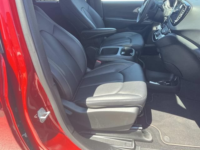 2025 Chrysler Voyager LX