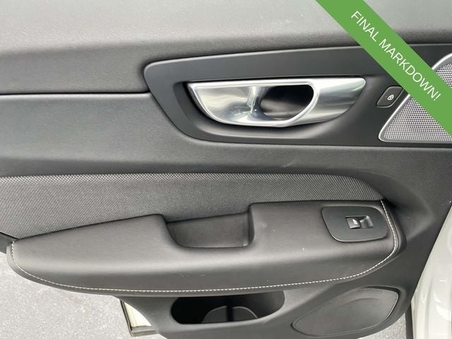 2023 Volvo XC60 B5 Ultimate Dark Theme