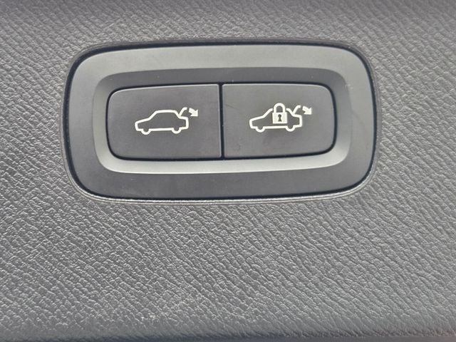 2023 Volvo XC90 B5 Plus