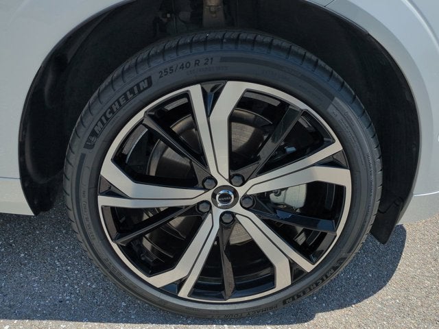 2024 Volvo XC60 Recharge Plug-In Hybrid Ultimate Dark Theme