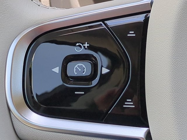 2024 Volvo XC60 Recharge Plug-In Hybrid Ultimate Dark Theme