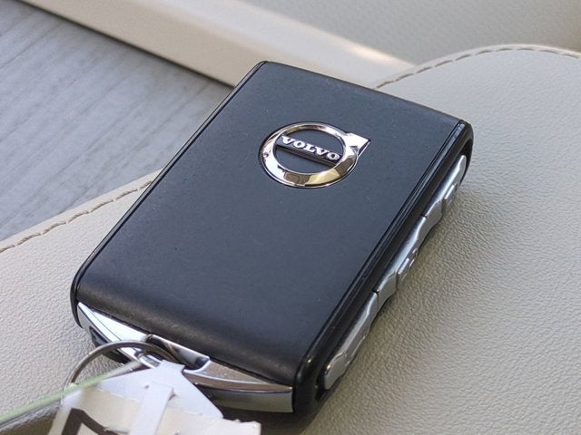 2024 Volvo XC60 Recharge Plug-In Hybrid Ultimate Dark Theme