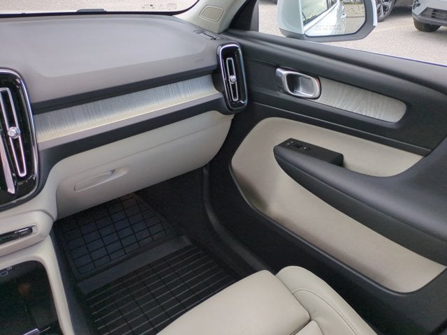 2023 Volvo XC40 Plus Bright Theme
