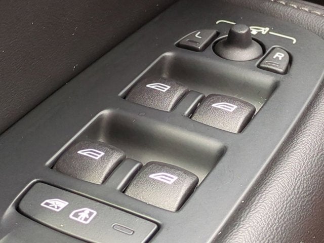 2023 Volvo XC60 Ultimate Bright Theme