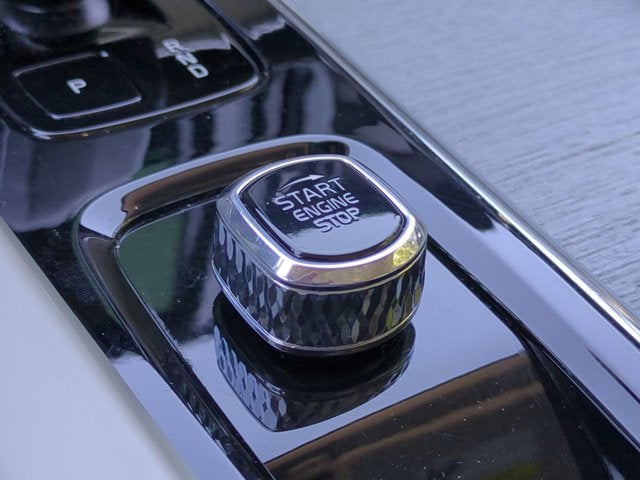 2023 Volvo XC60 Plus Dark Theme