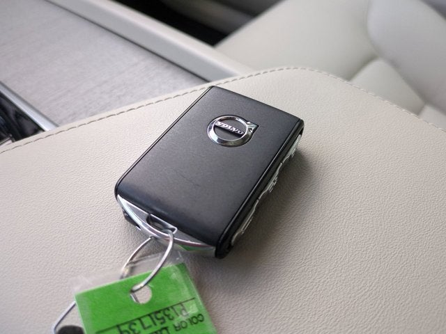 2023 Volvo XC60 Plus Dark Theme