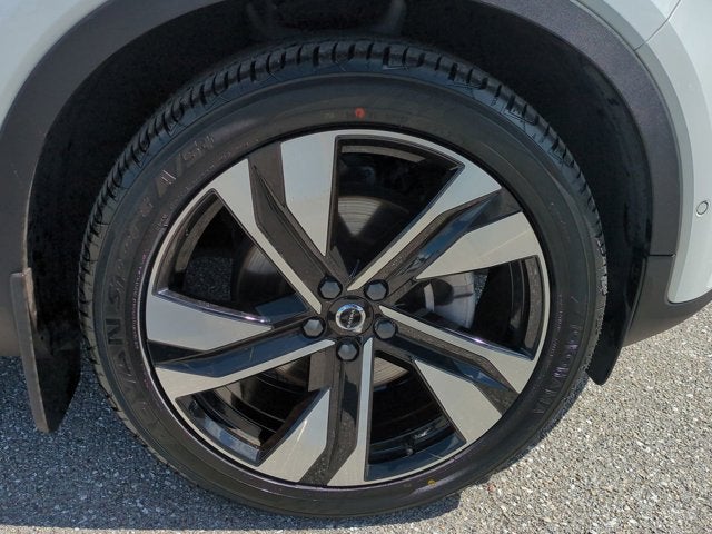 2023 Volvo XC40 Ultimate Bright Theme