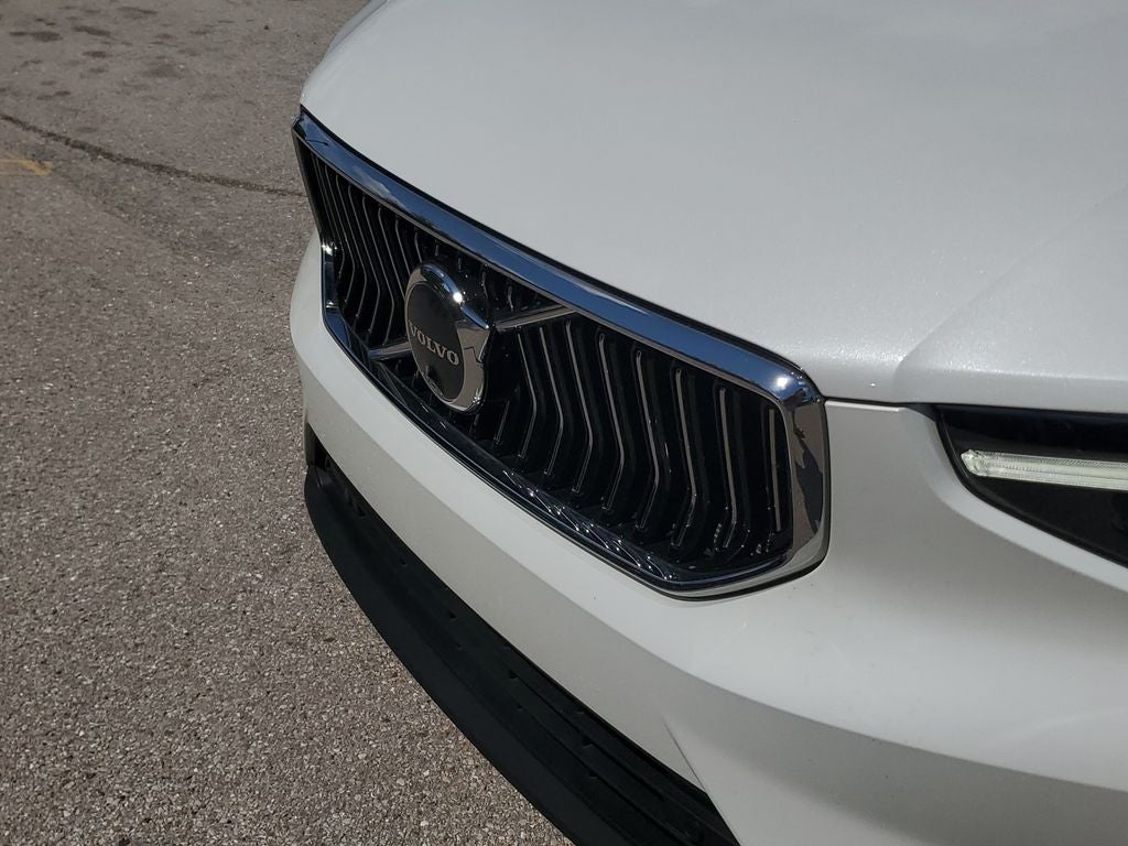 2025 Volvo XC40 B5 Ultra Bright Theme