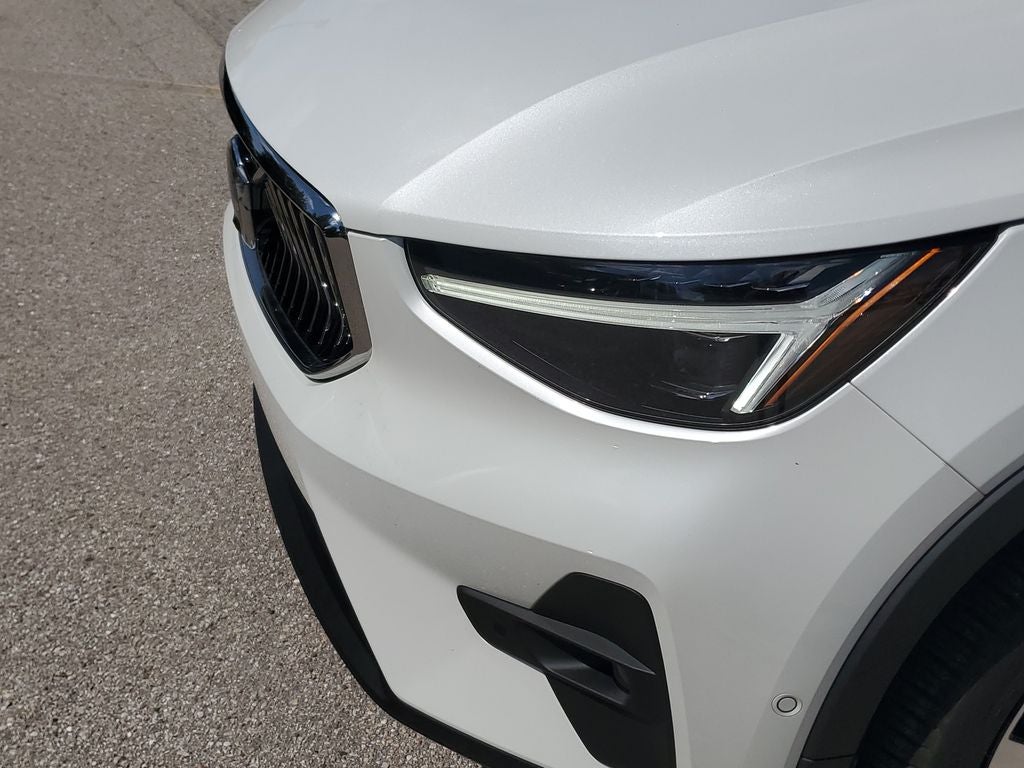 2025 Volvo XC40 B5 Ultra Bright Theme