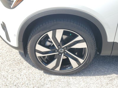 2025 Volvo XC40 B5 Ultra Bright Theme