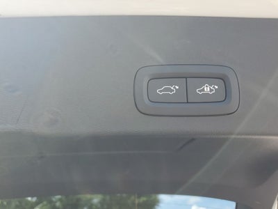 2025 Volvo XC40 B5 Ultra Bright Theme