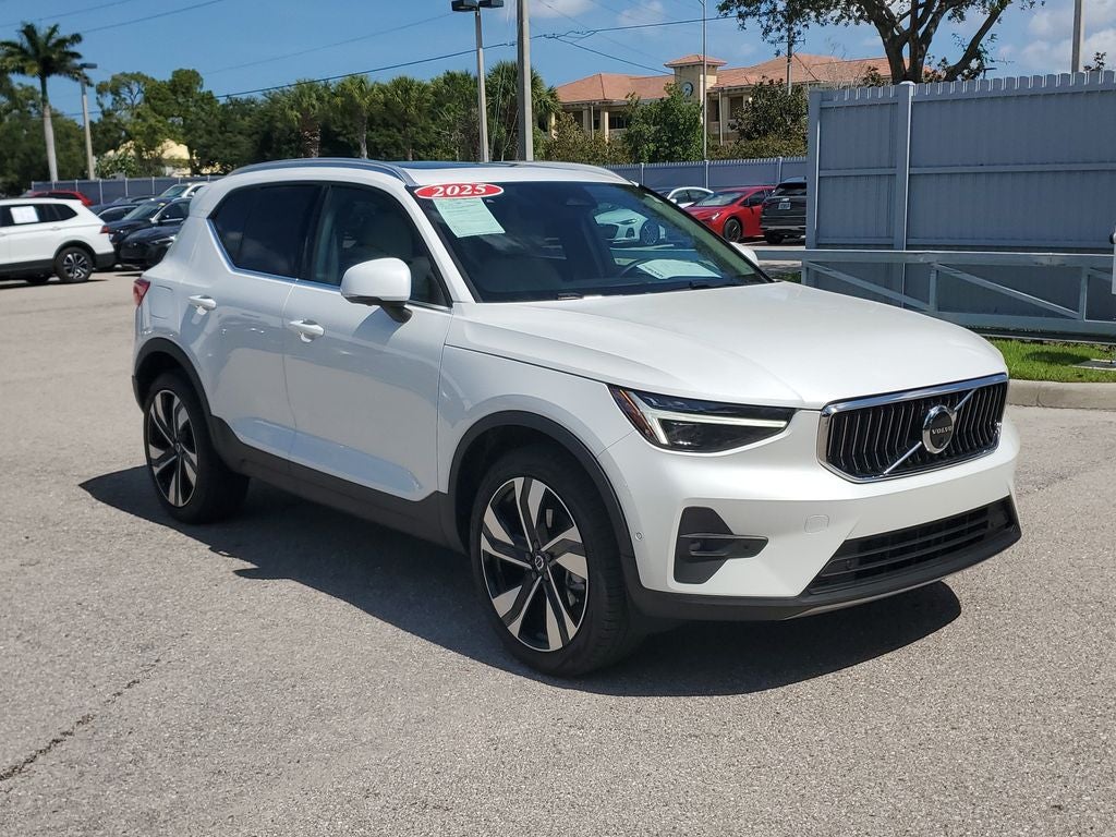 2025 Volvo XC40 B5 Ultra Bright Theme