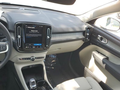 2025 Volvo XC40 B5 Ultra Bright Theme