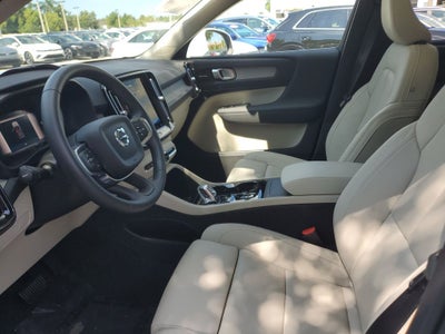 2025 Volvo XC40 B5 Ultra Bright Theme