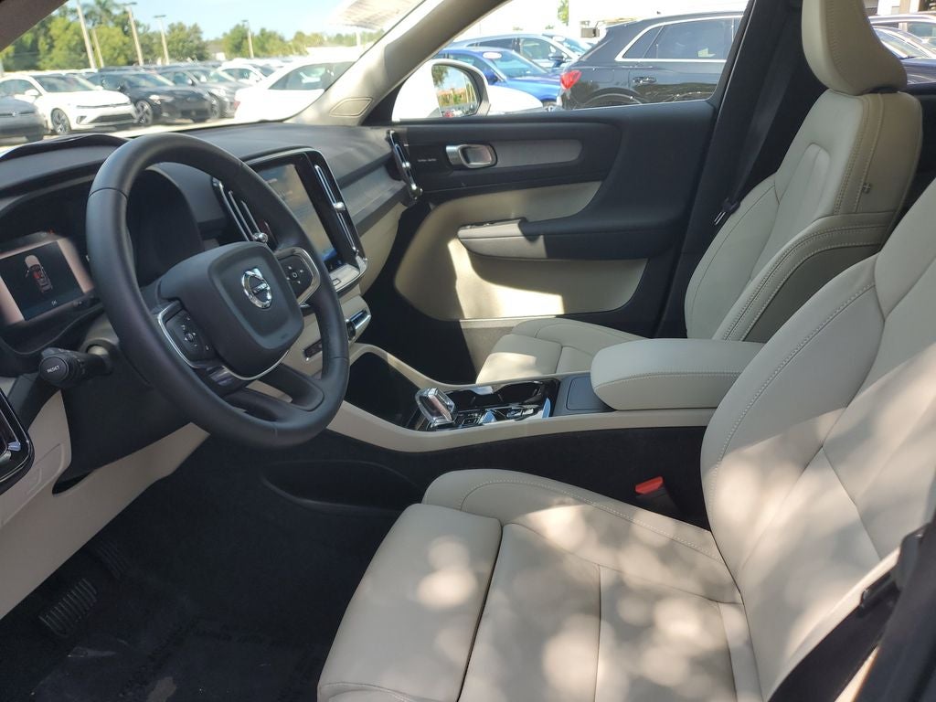 2025 Volvo XC40 B5 Ultra Bright Theme