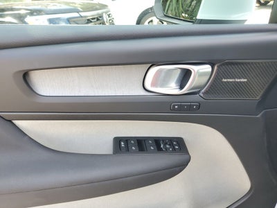 2025 Volvo XC40 B5 Ultra Bright Theme