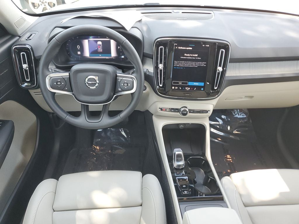 2025 Volvo XC40 B5 Ultra Bright Theme