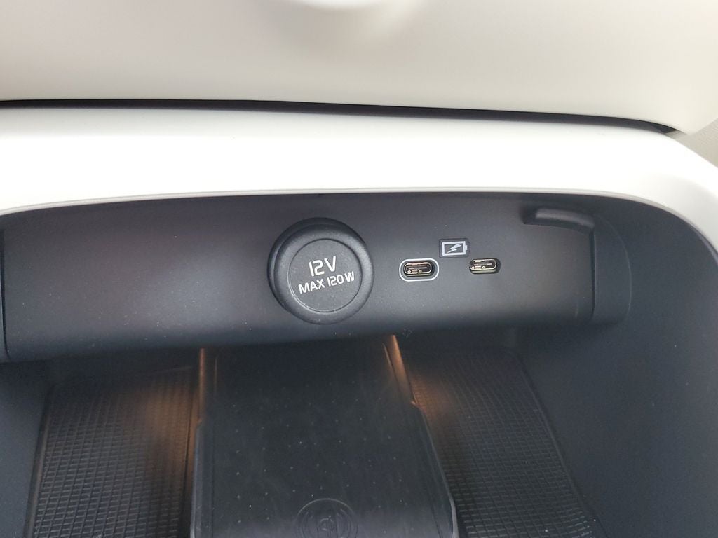 2025 Volvo XC40 B5 Ultra Bright Theme