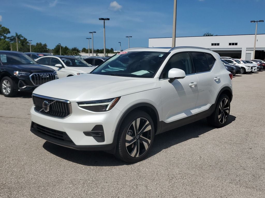 2025 Volvo XC40 B5 Ultra Bright Theme