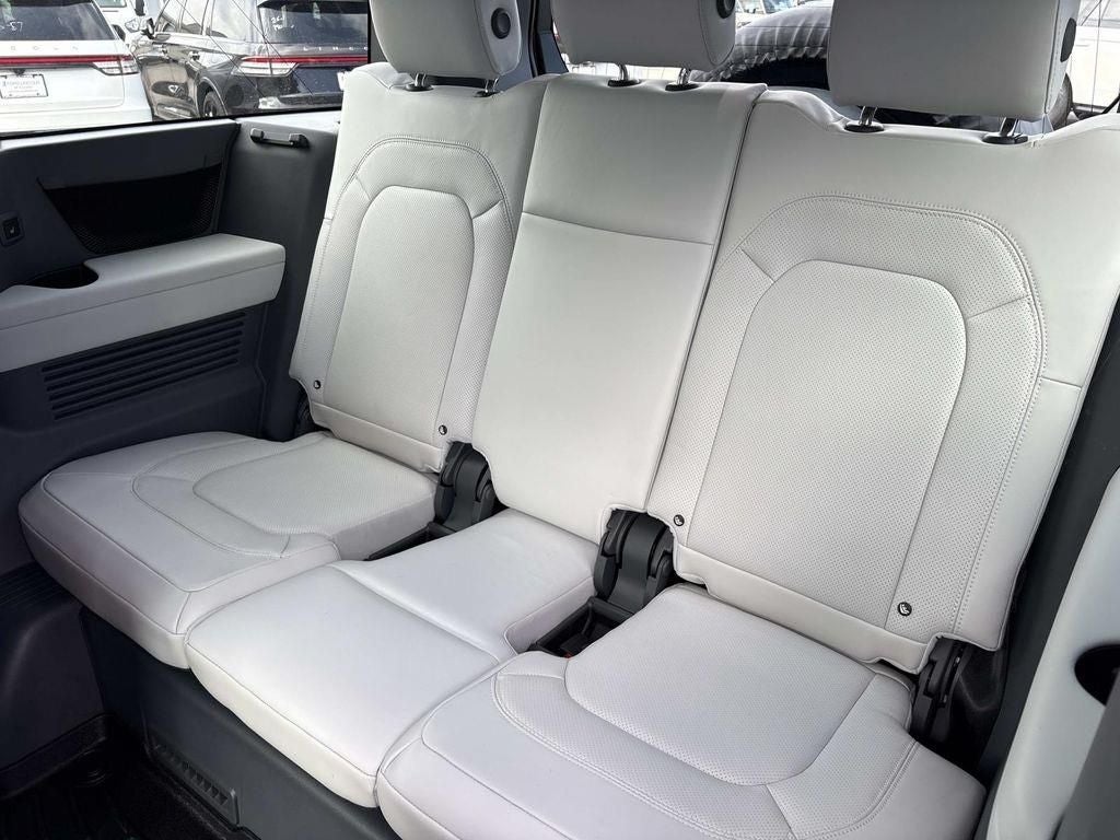 2025 Land Rover Defender X-Dynamic SE
