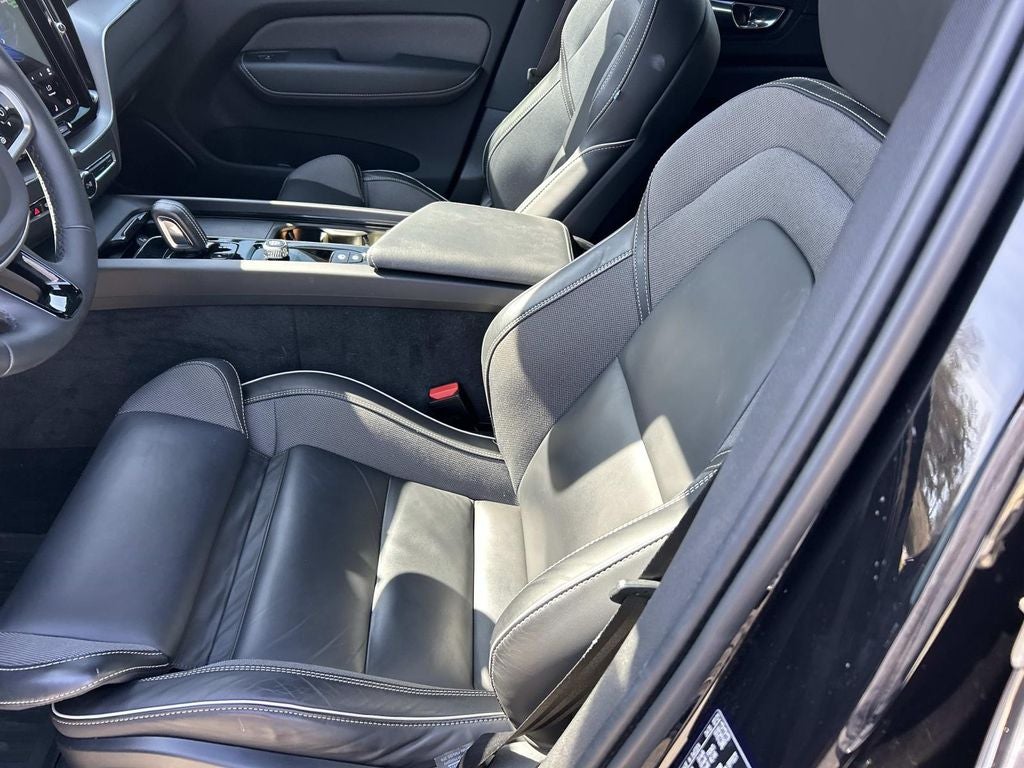 2022 Volvo XC60 R-Design